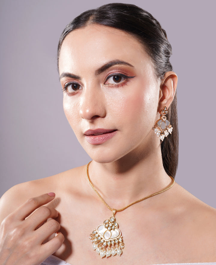 Amaita Gold Finish White Kundan Pendant Set