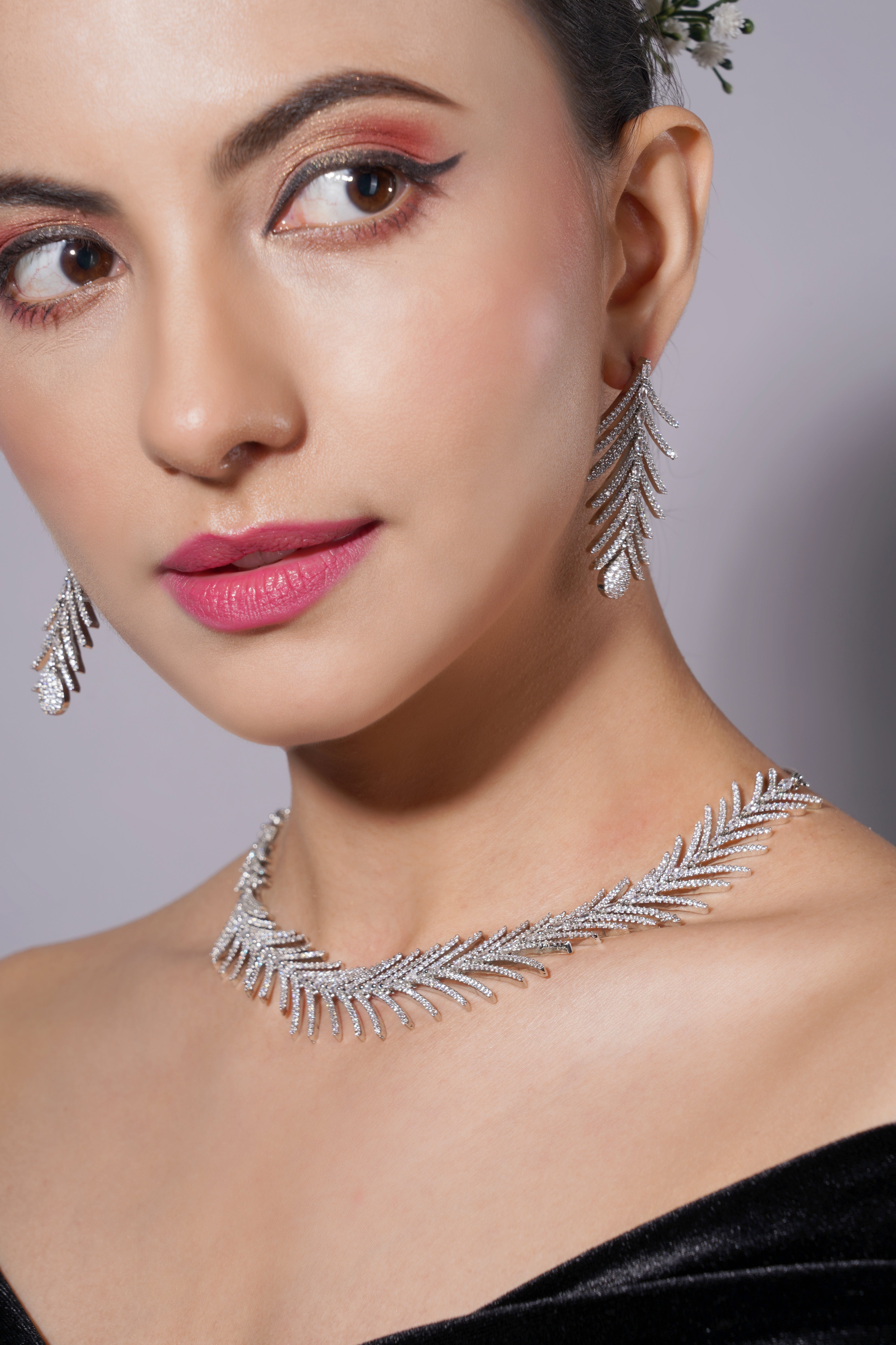 Amaita Leaf Design Platinum Polish Necklace & Earrings Set