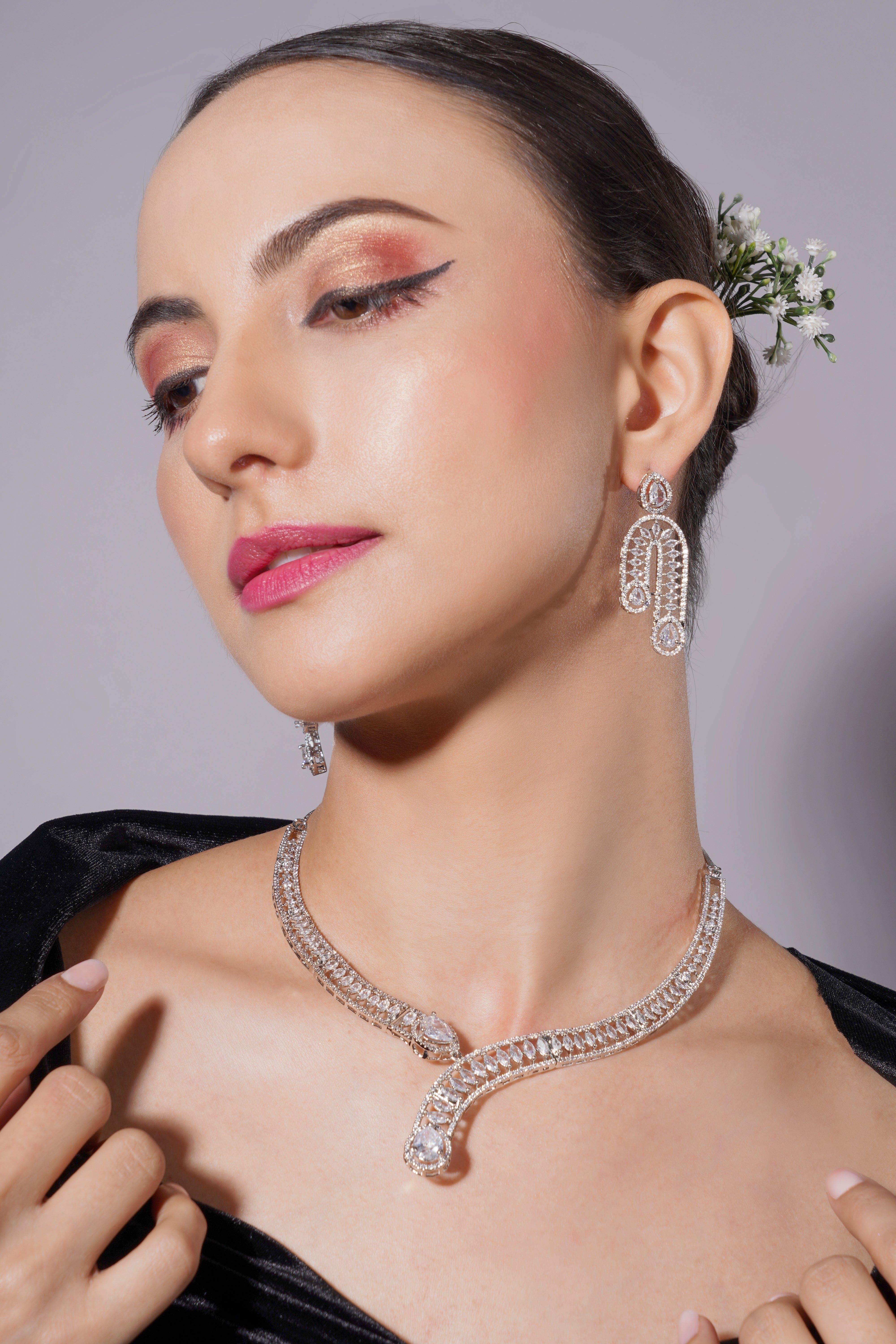 Amaita Stylish Twist Pattern Necklace with Matching Earrings