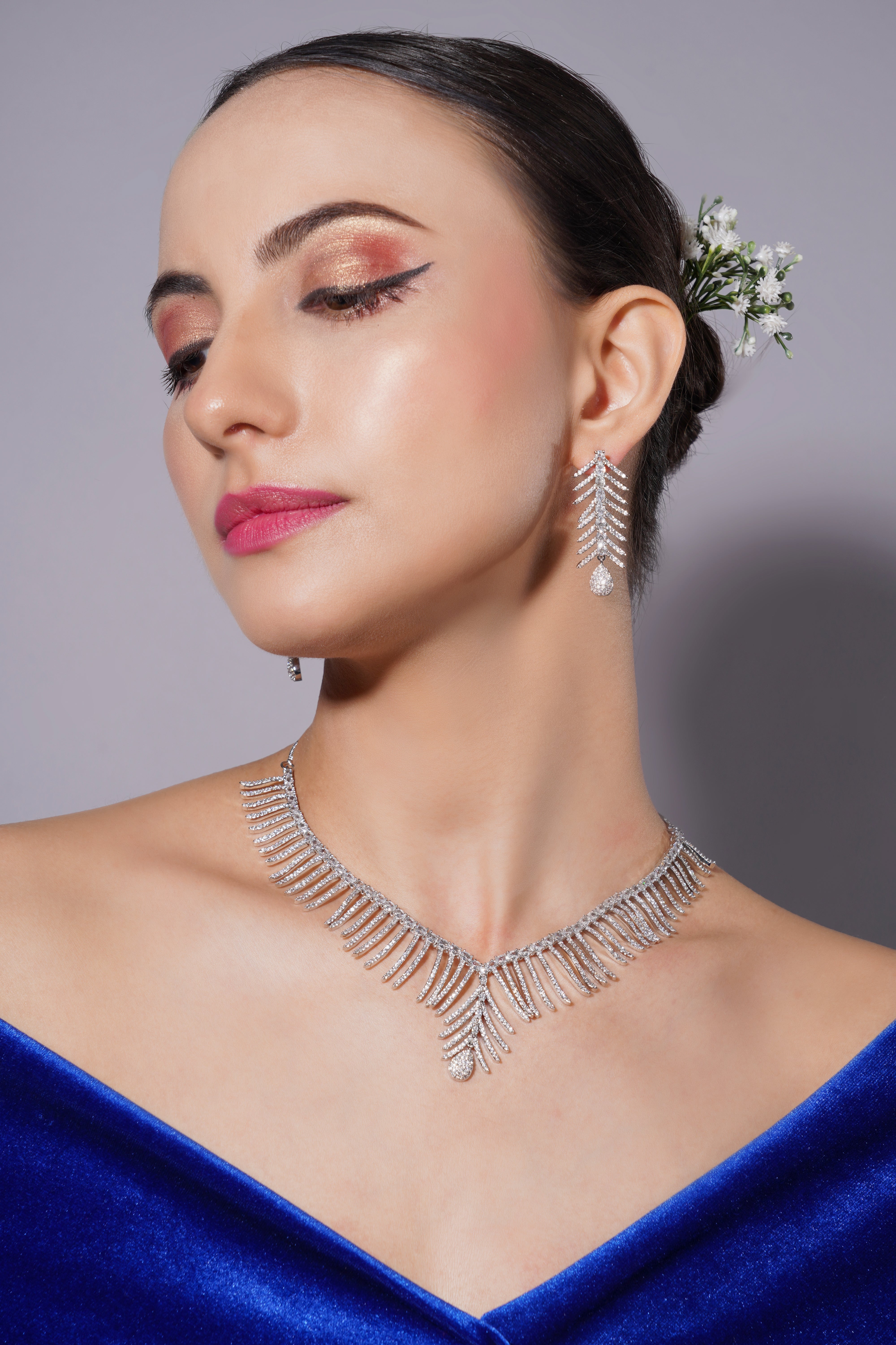 Amaita Elegant V-Shaped Leaf Pattern Platinum Finish Jewelry Set