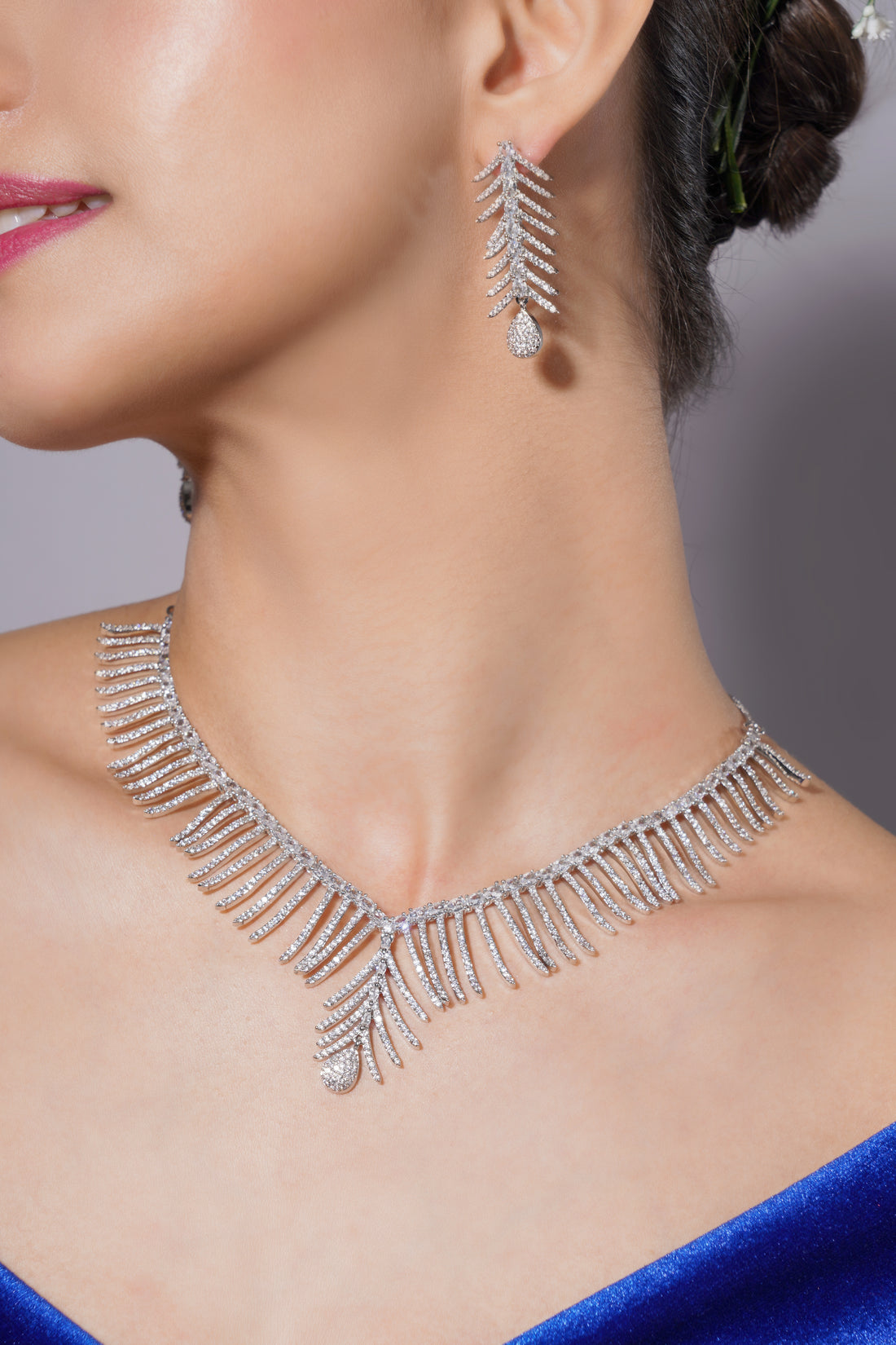 Amaita Elegant V-Shaped Leaf Pattern Platinum Finish Jewelry Set