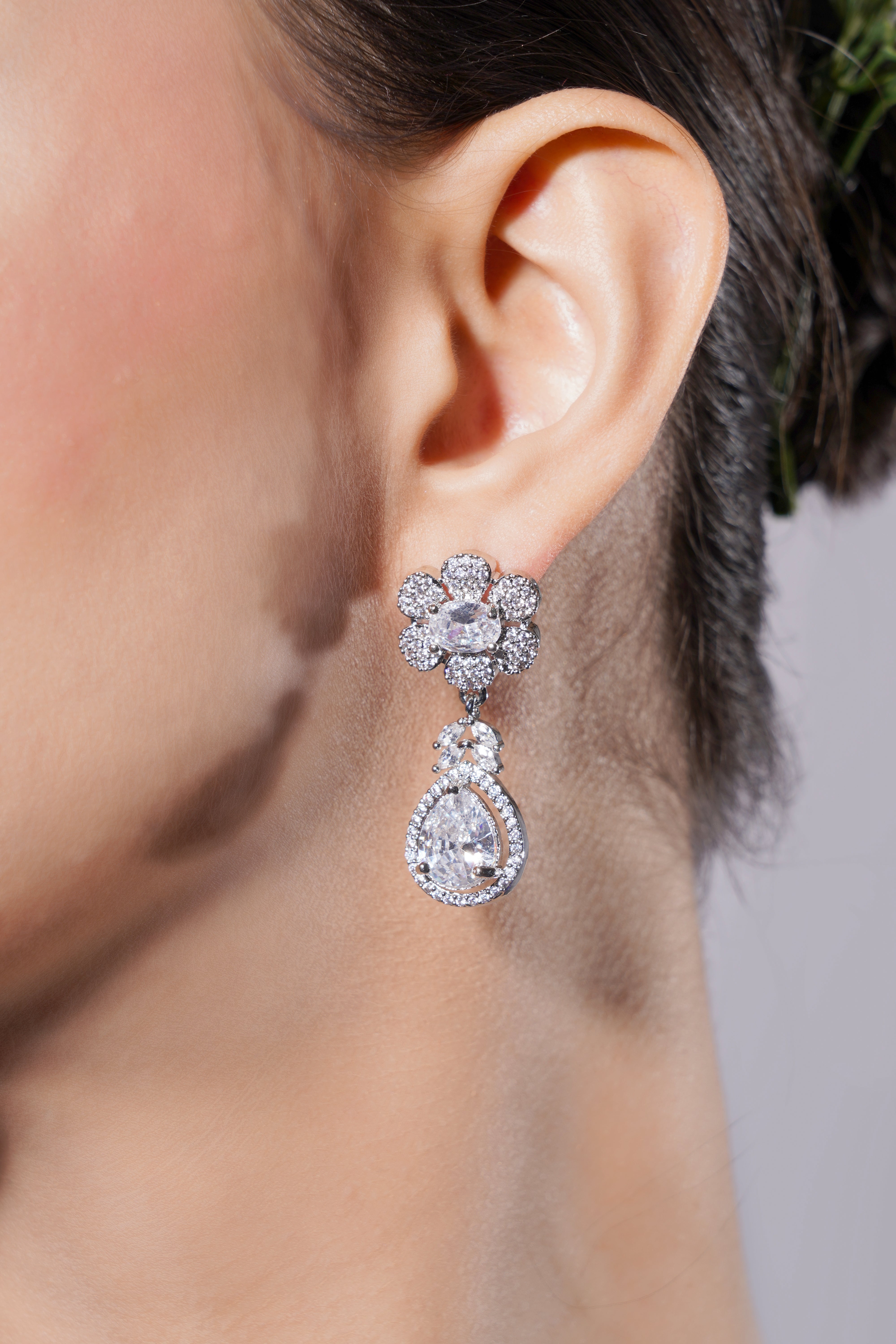 Amaita Natural White Stone Floral Platinum Polish Necklace & Earrings Set