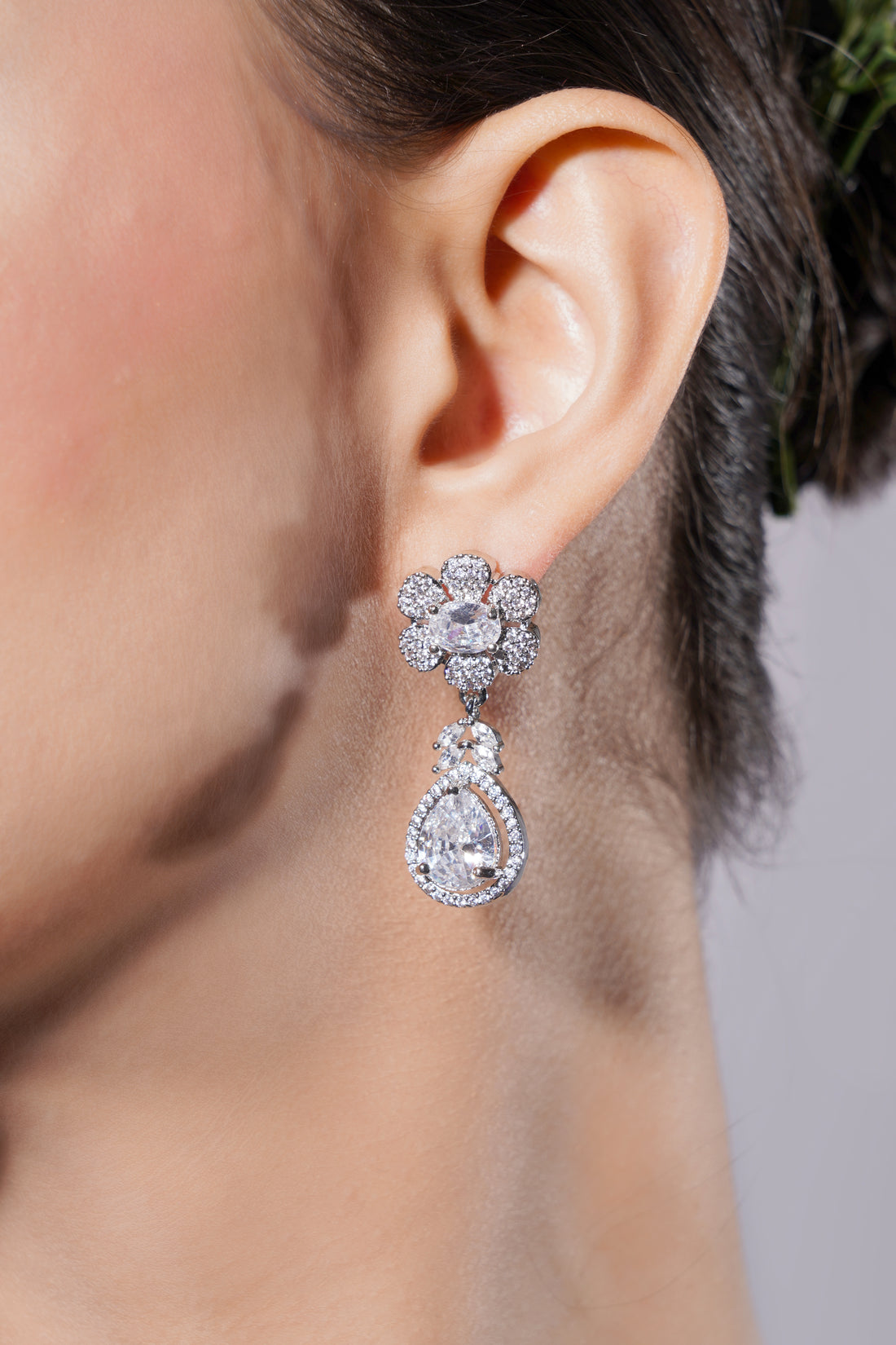 Amaita Natural White Stone Floral Platinum Polish Necklace & Earrings Set