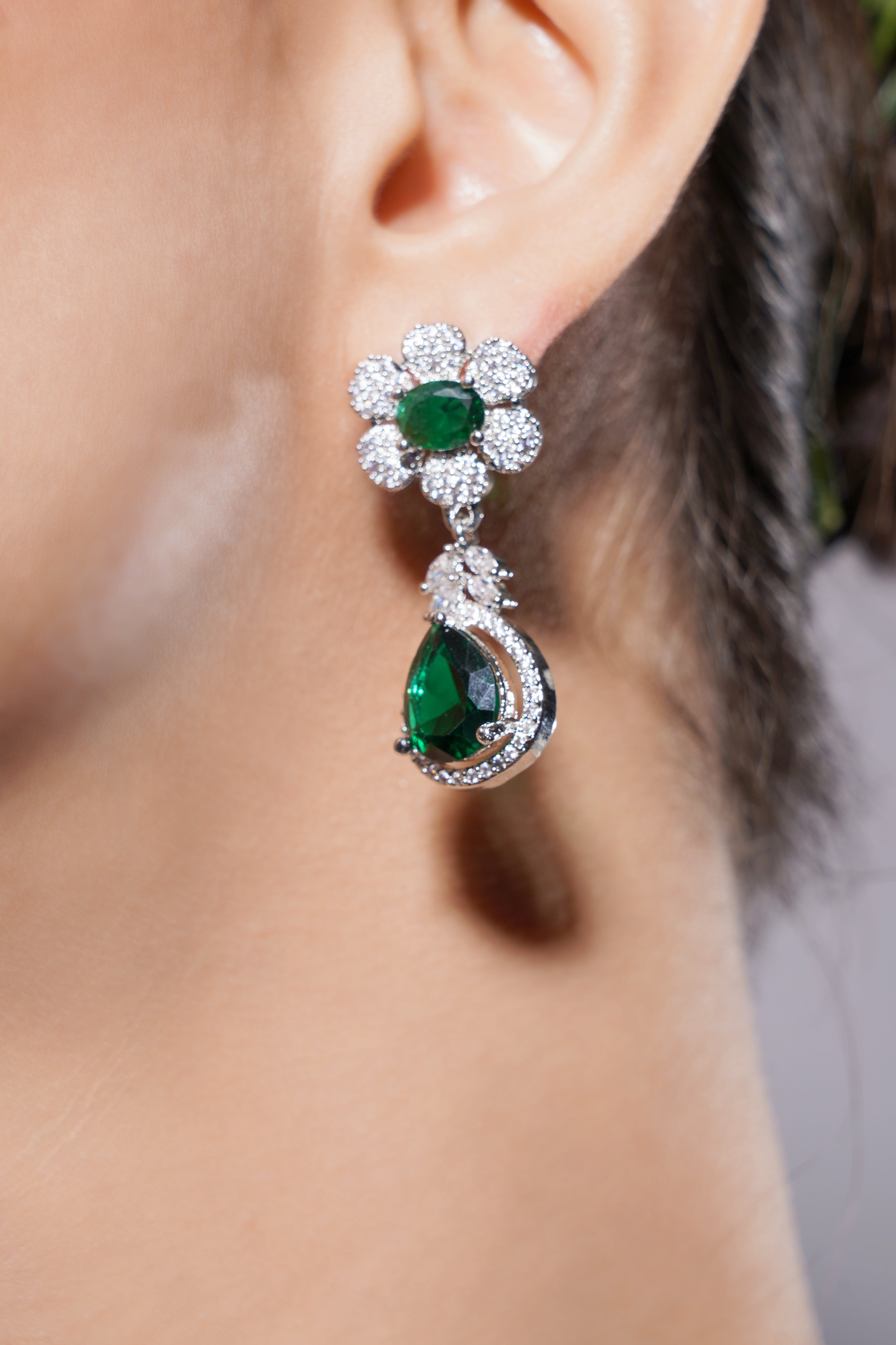 Amaita Emerald Green Floral Platinum Polish Necklace Set