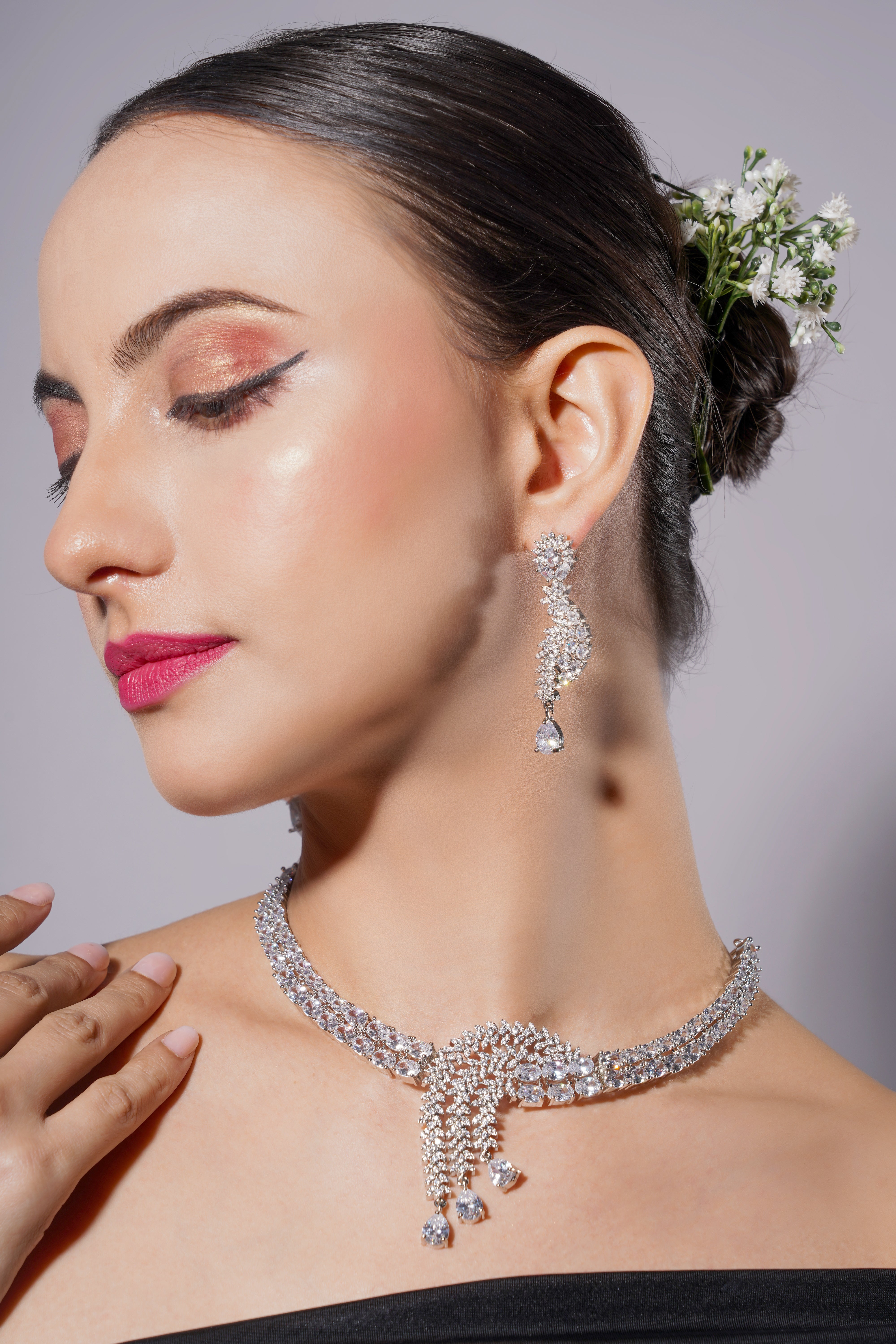 Amaita Platinum Polish Double Line Curved Leaf Design Necklace & Earrings Set