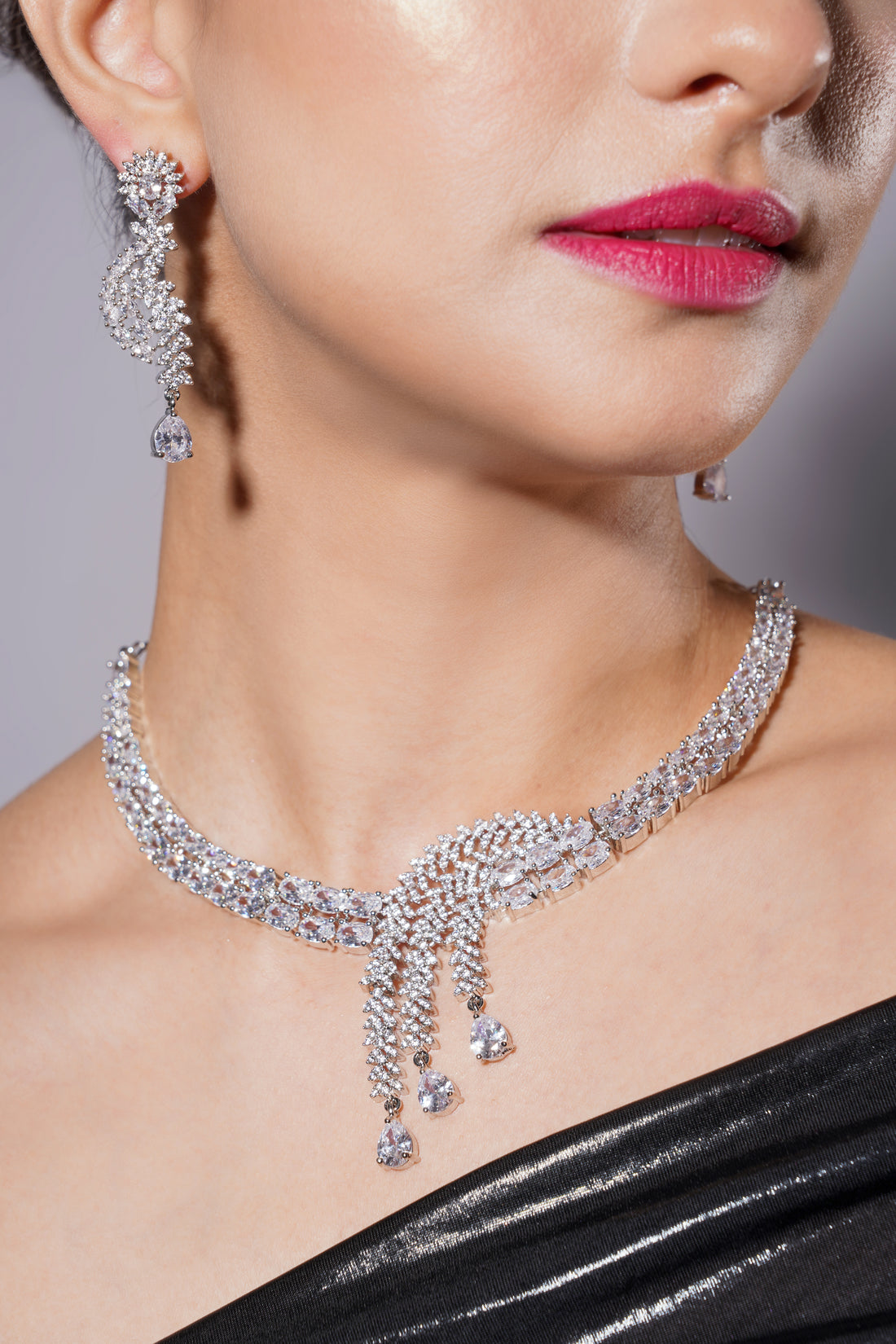 Amaita Platinum Polish Double Line Curved Leaf Design Necklace & Earrings Set