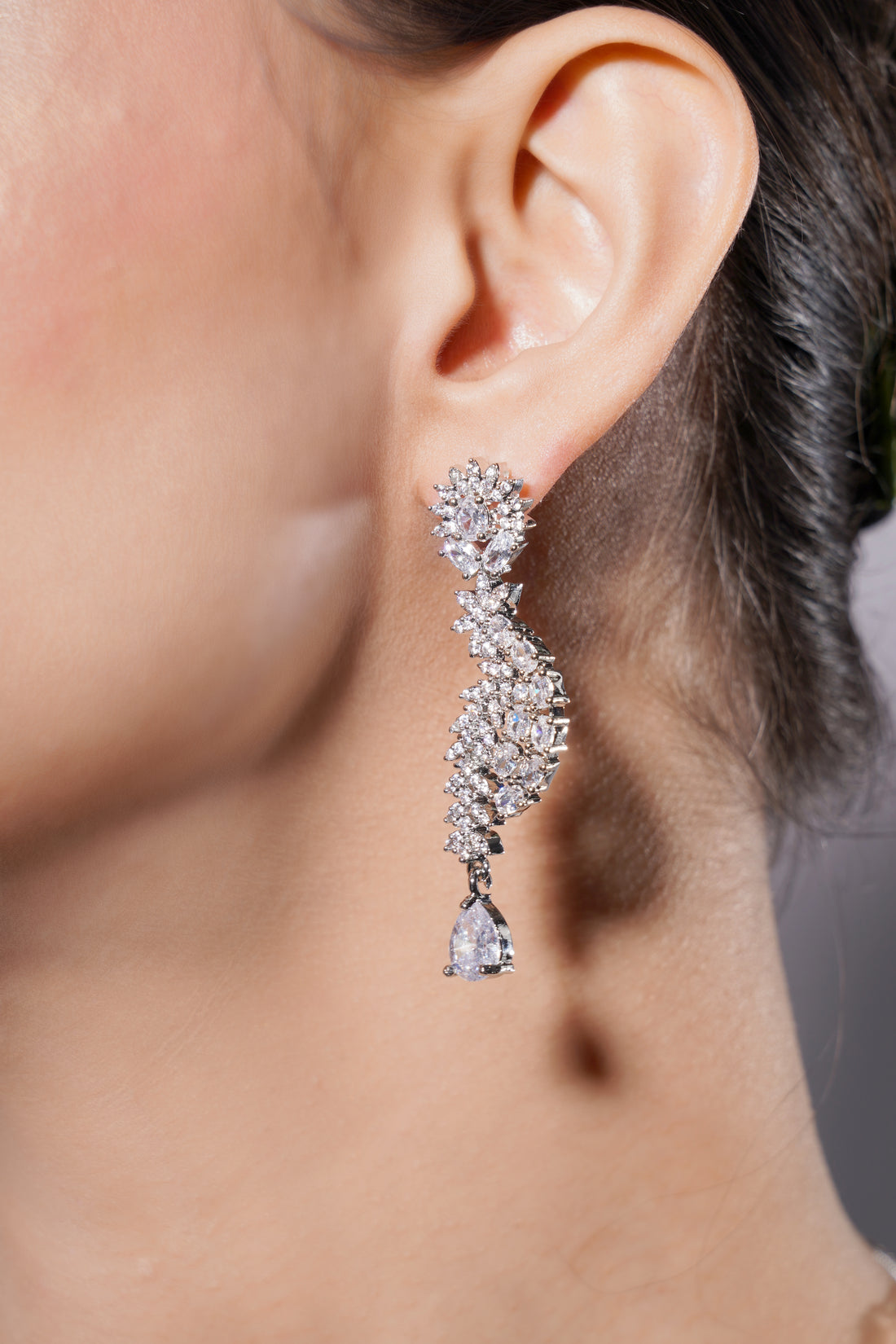 Amaita Platinum Polish Double Line Curved Leaf Design Necklace & Earrings Set