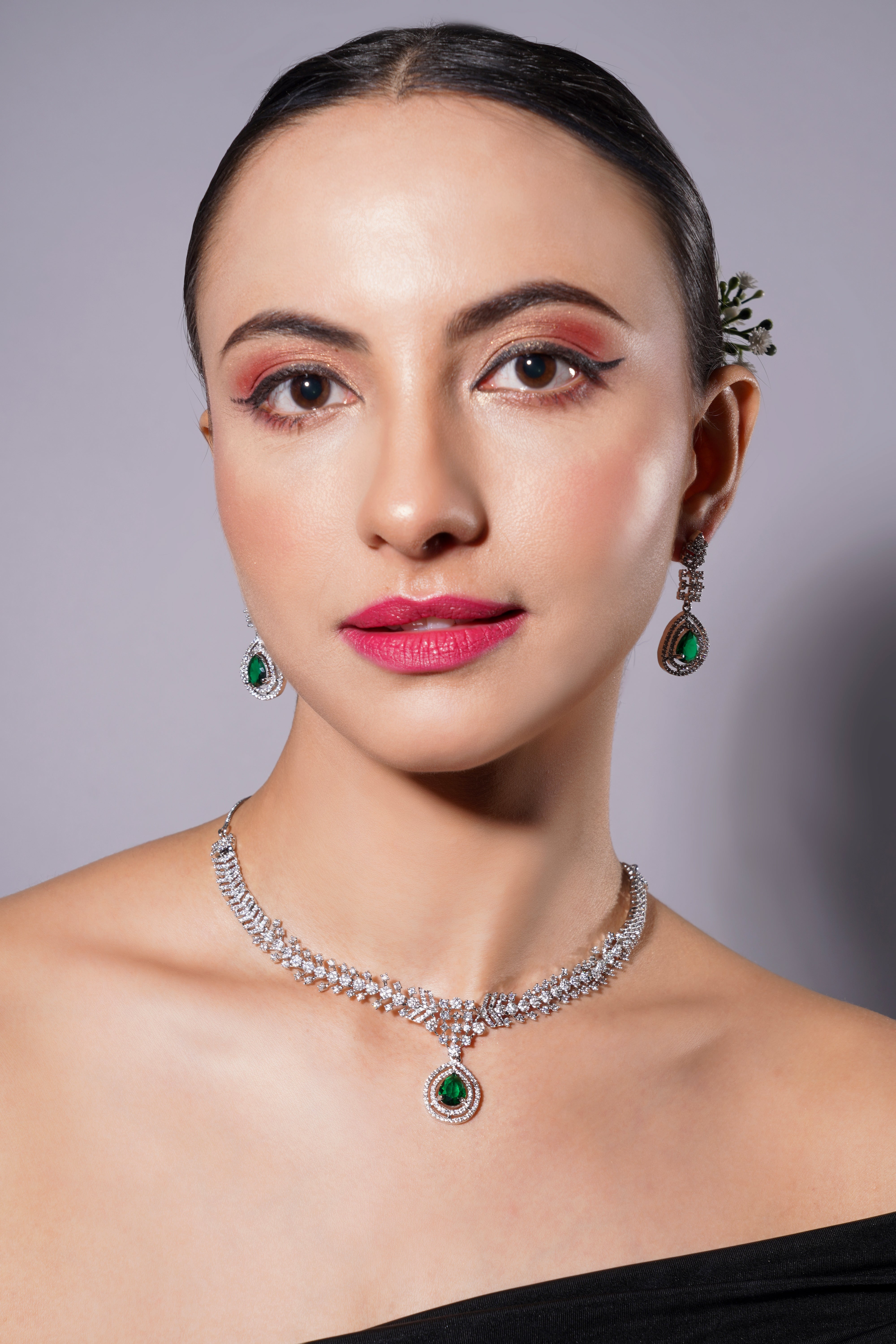 Amaita Platinum Finish Emrald Green Stone Vine Design Jewellery Set