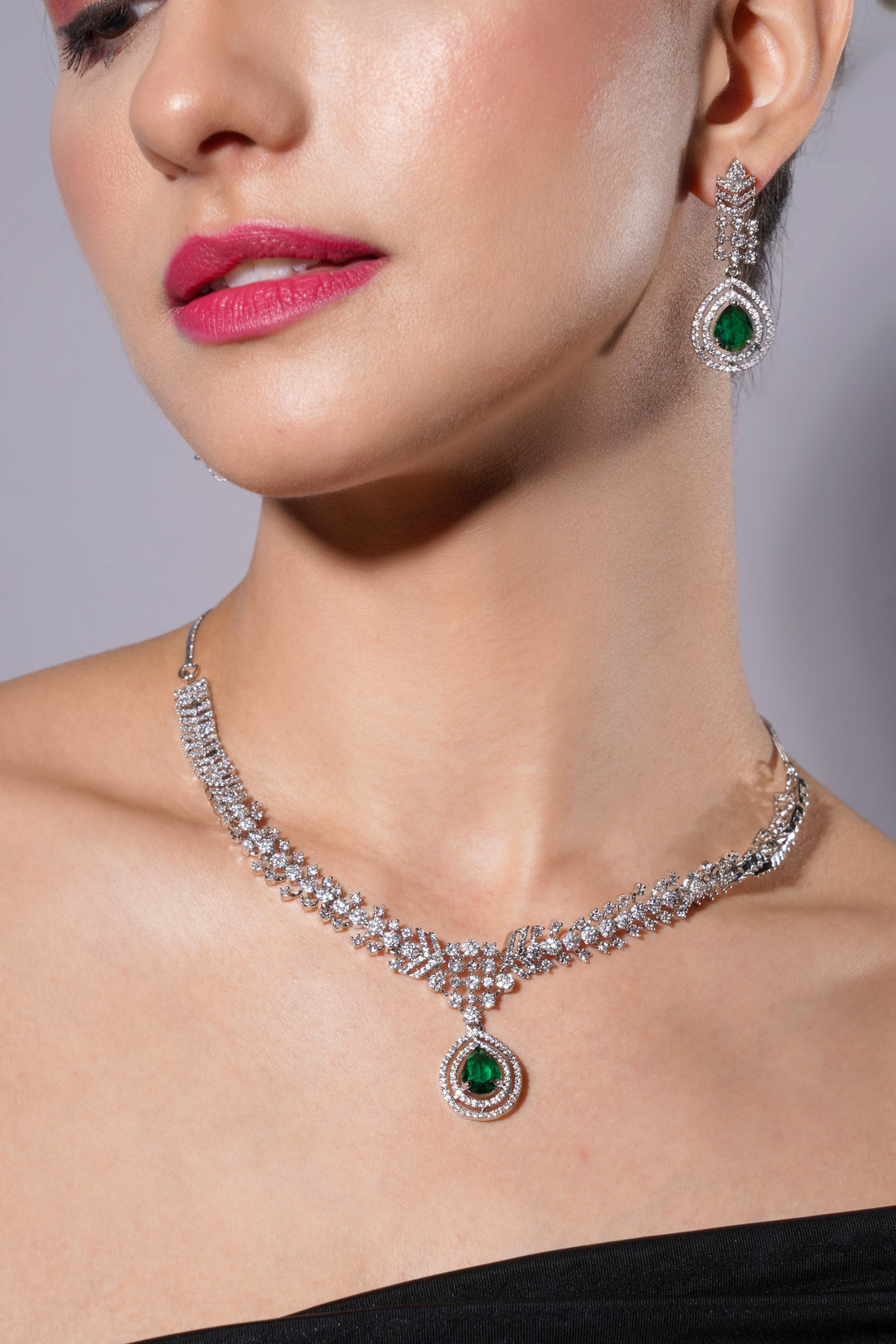 Amaita Platinum Finish Emrald Green Stone Vine Design Jewellery Set