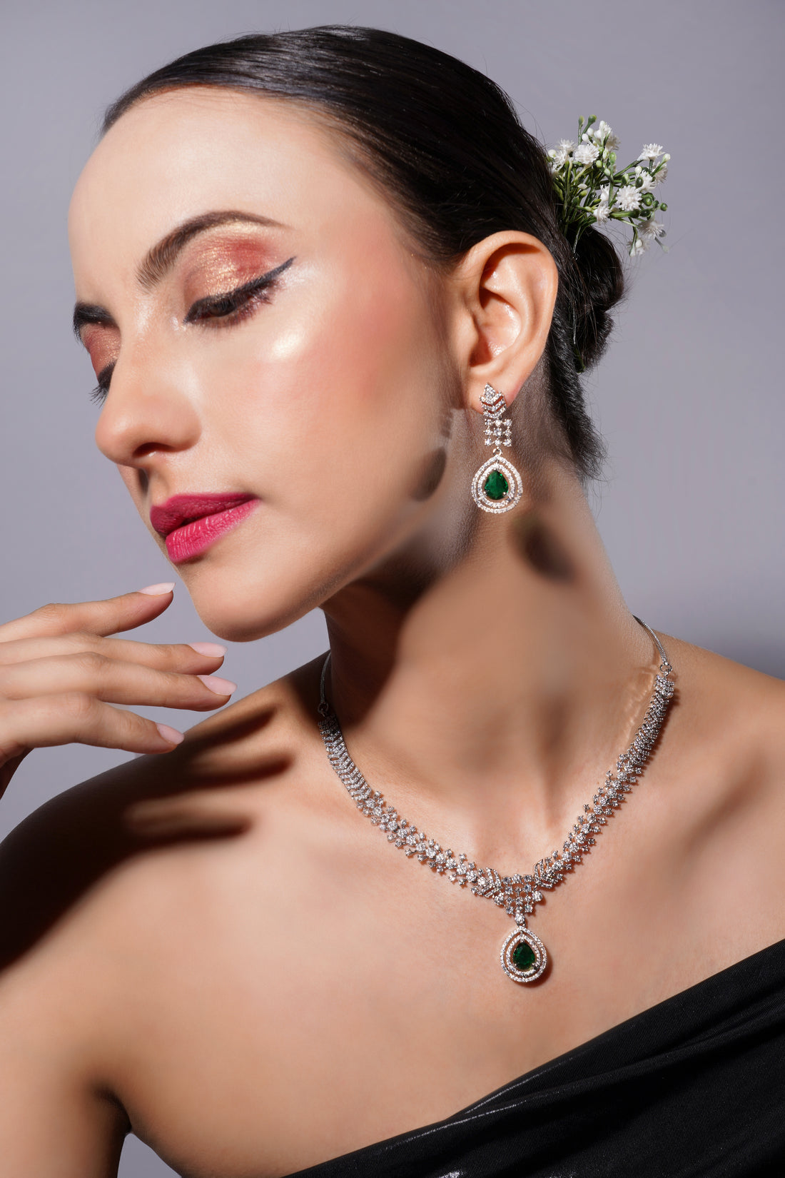 Amaita Platinum Finish Emrald Green Stone Vine Design Jewellery Set