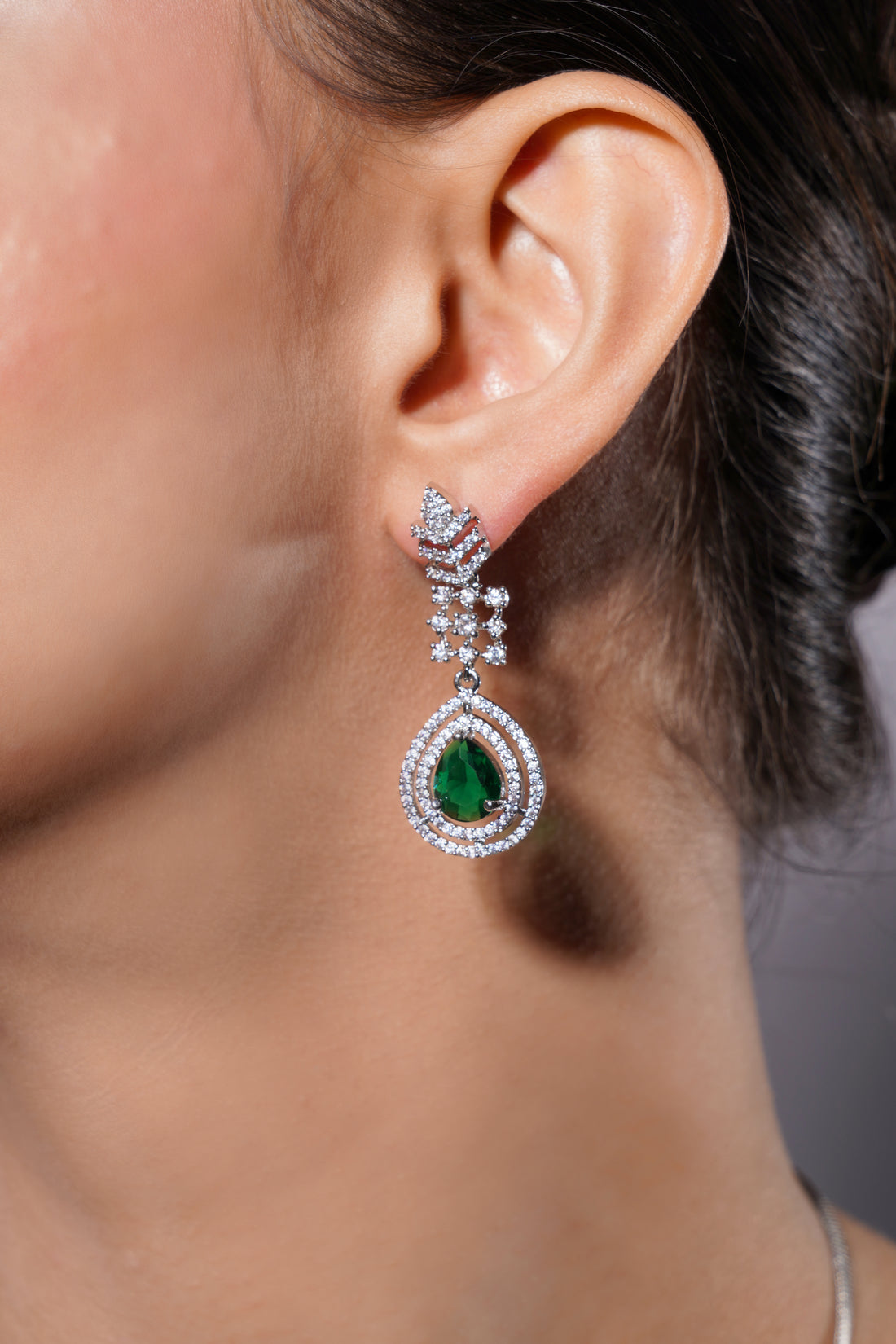 Amaita Platinum Finish Emrald Green Stone Vine Design Jewellery Set