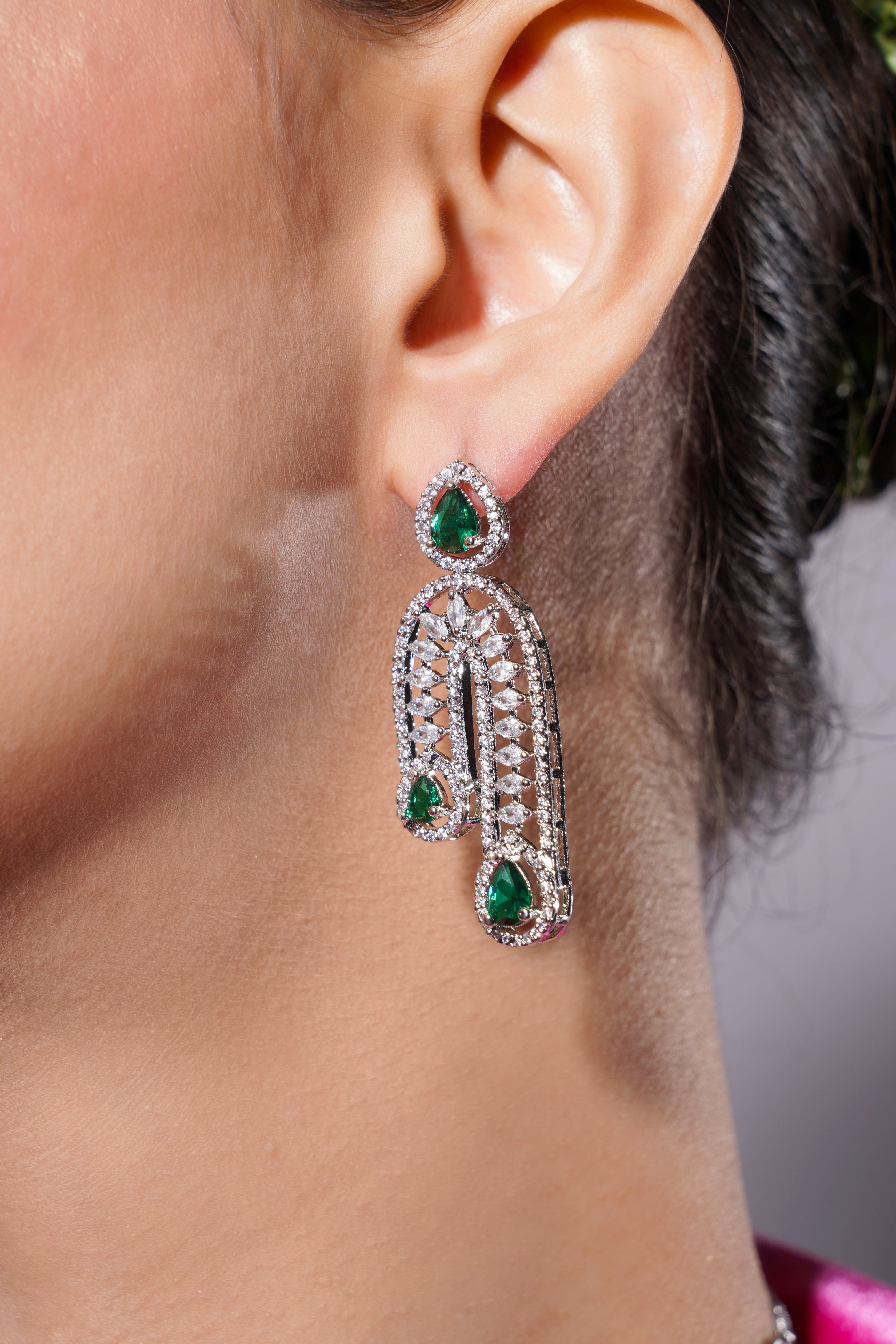 Amaita Platinum Finish Emerald Curve Design Jewellery Set