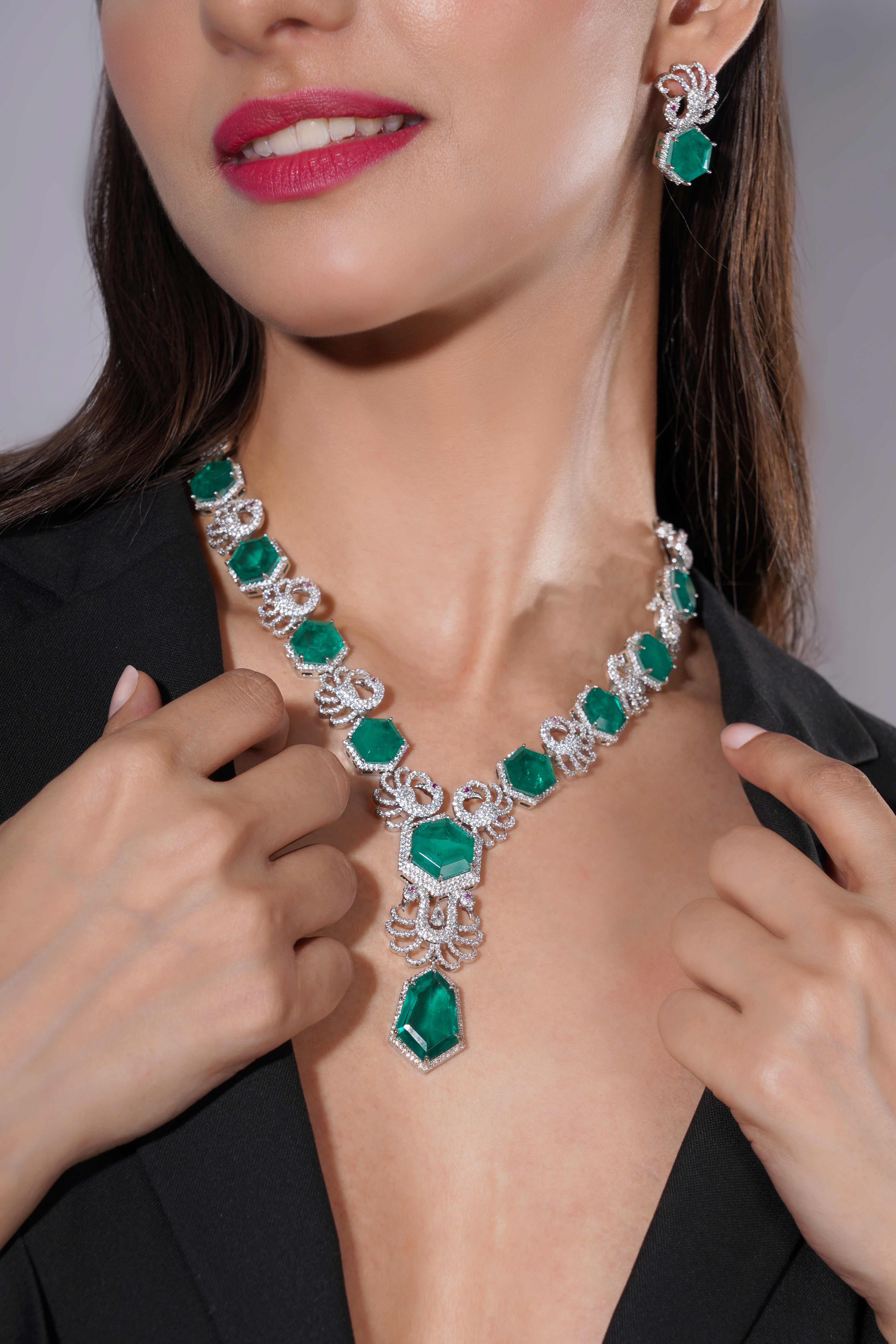 Amaita Platinum Finish Emerald Floral Hexa Design Jewellery Set