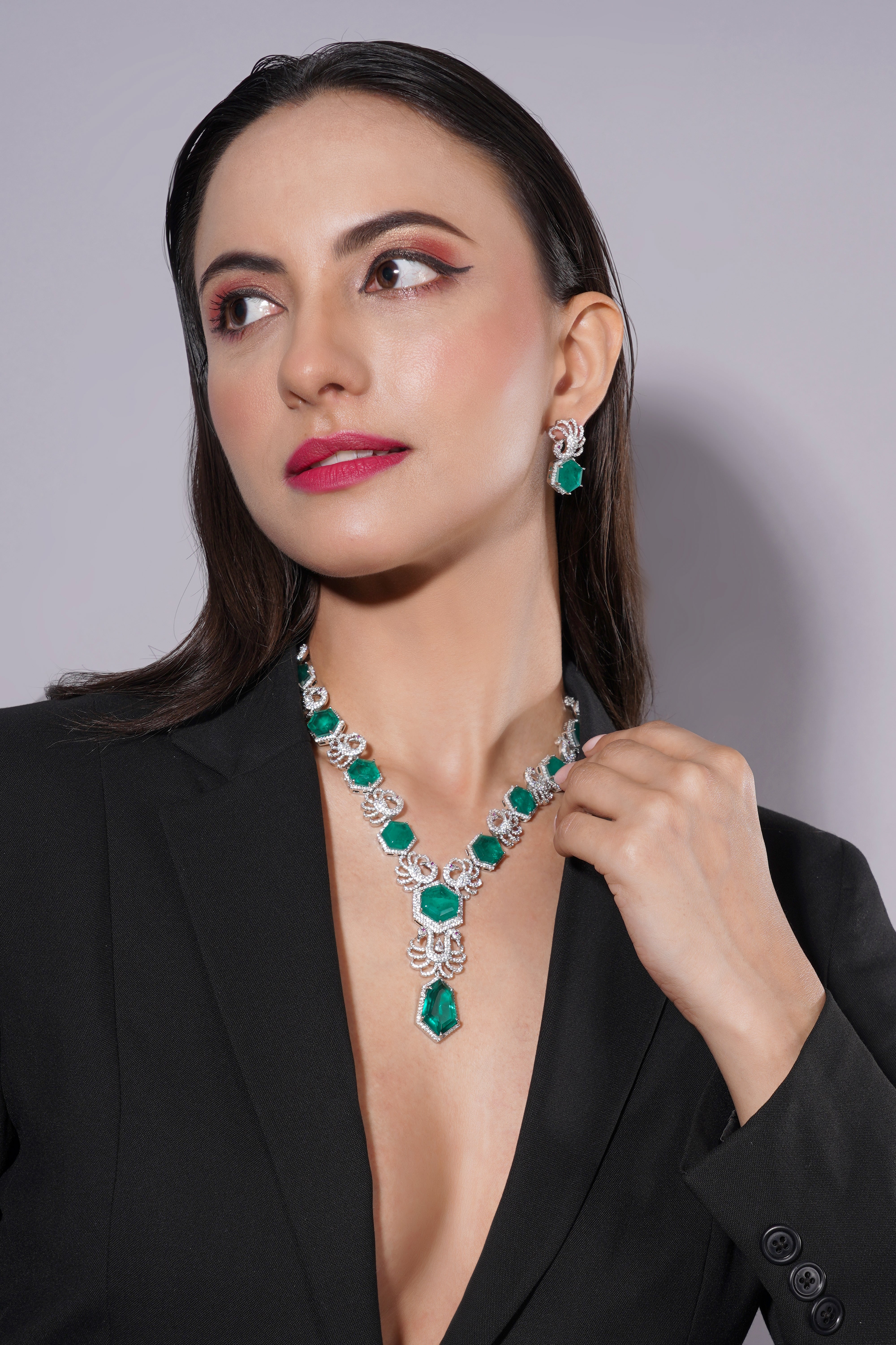 Amaita Platinum Finish Emerald Floral Hexa Design Jewellery Set