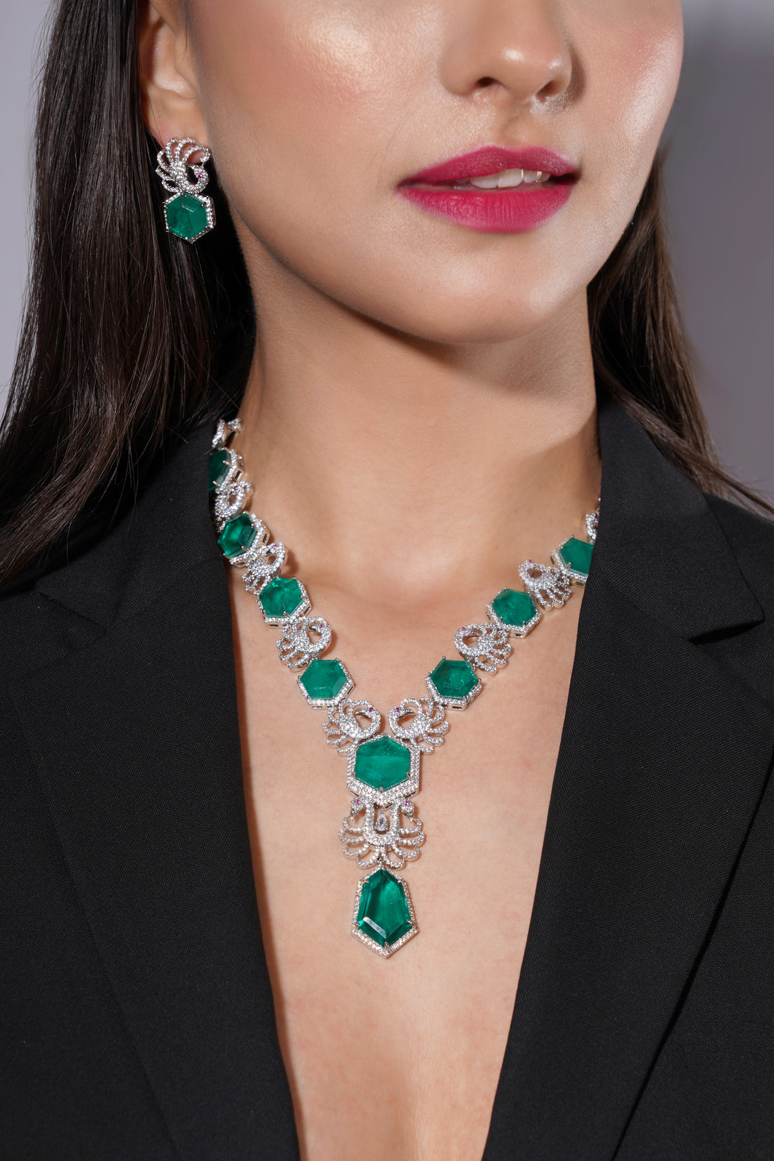 Amaita Platinum Finish Emerald Floral Hexa Design Jewellery Set