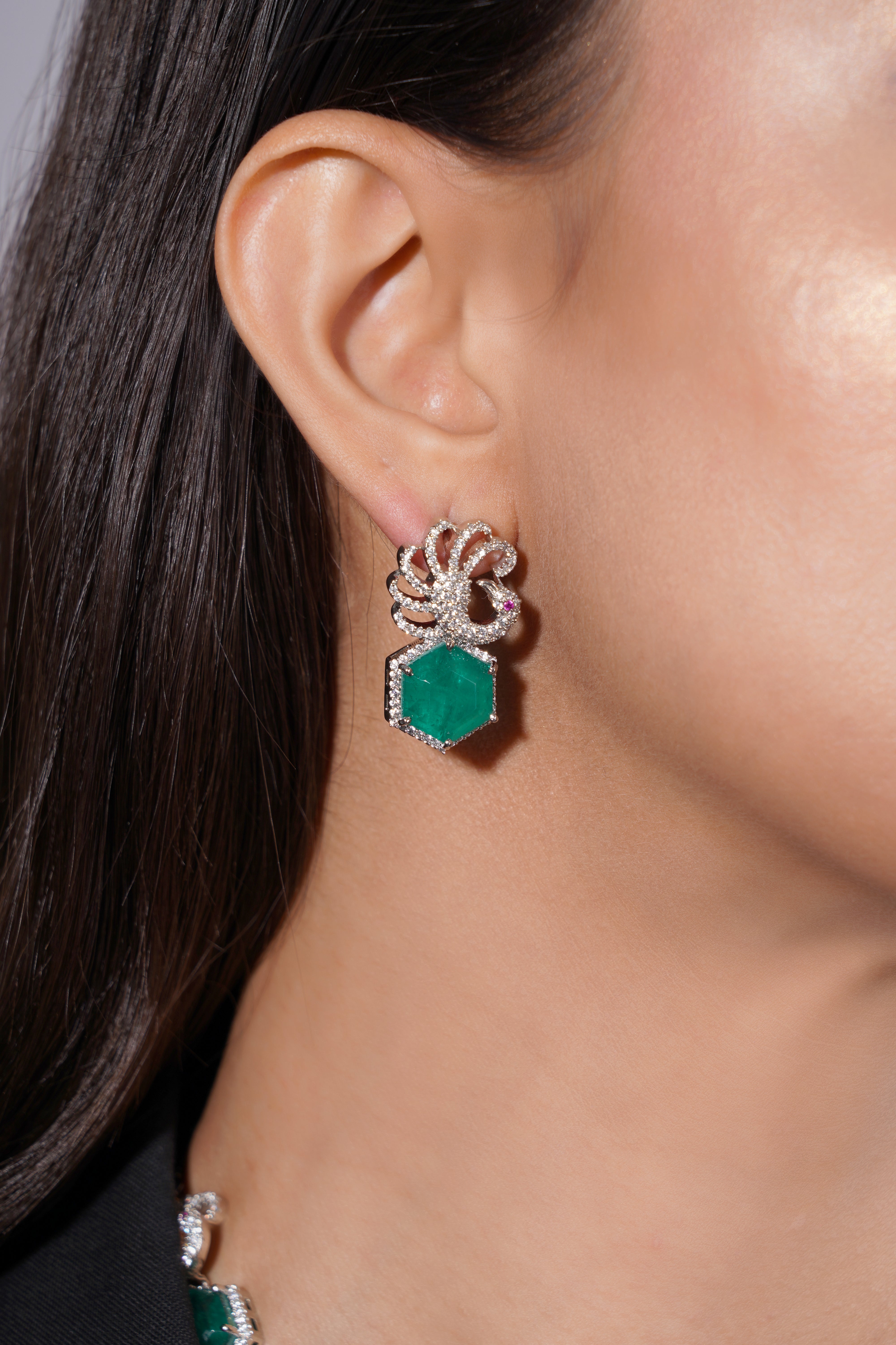 Amaita Platinum Finish Emerald Floral Hexa Design Jewellery Set