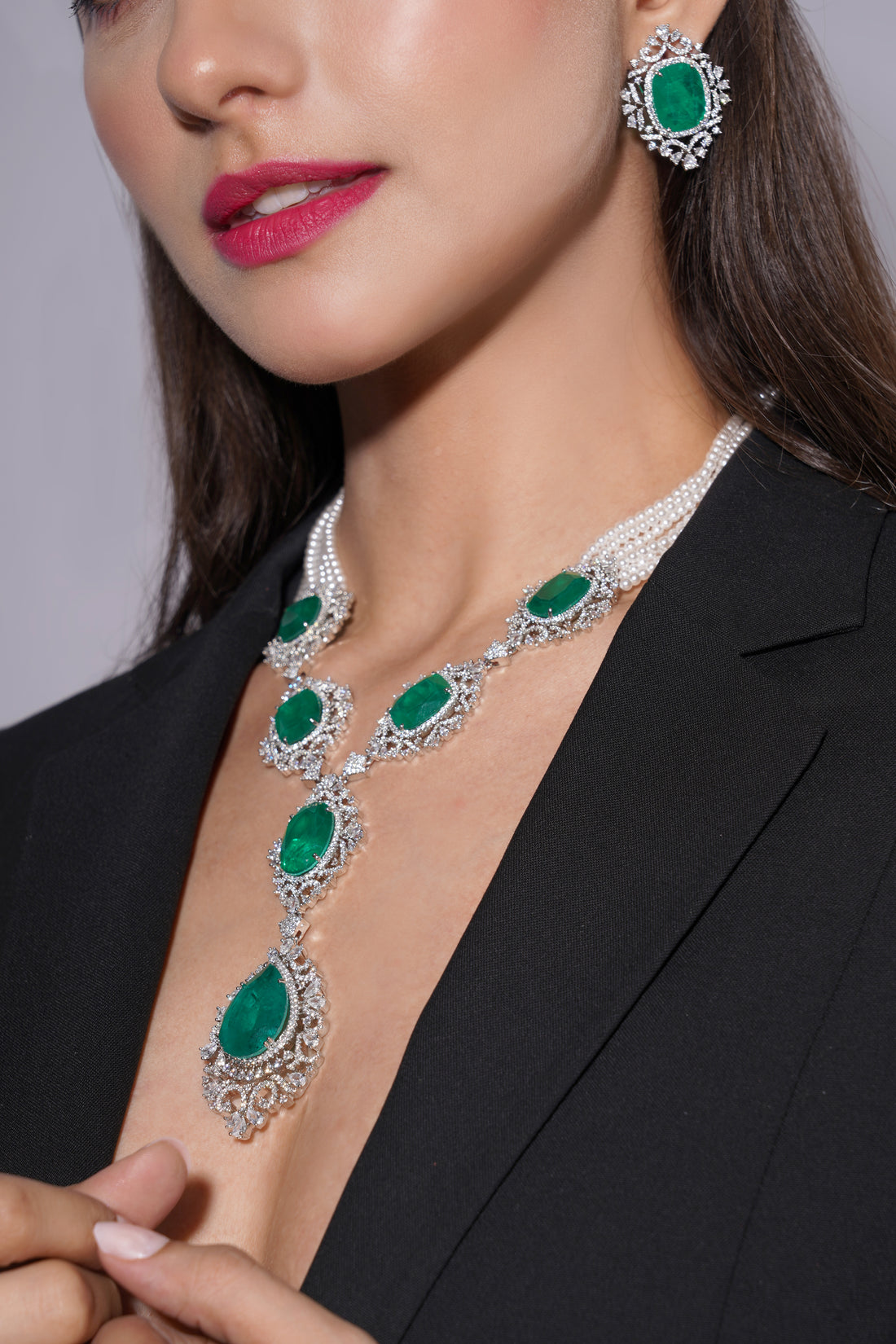 Amaita Platinum Shine Emerald Floral Pearl Lace Jewellery Set