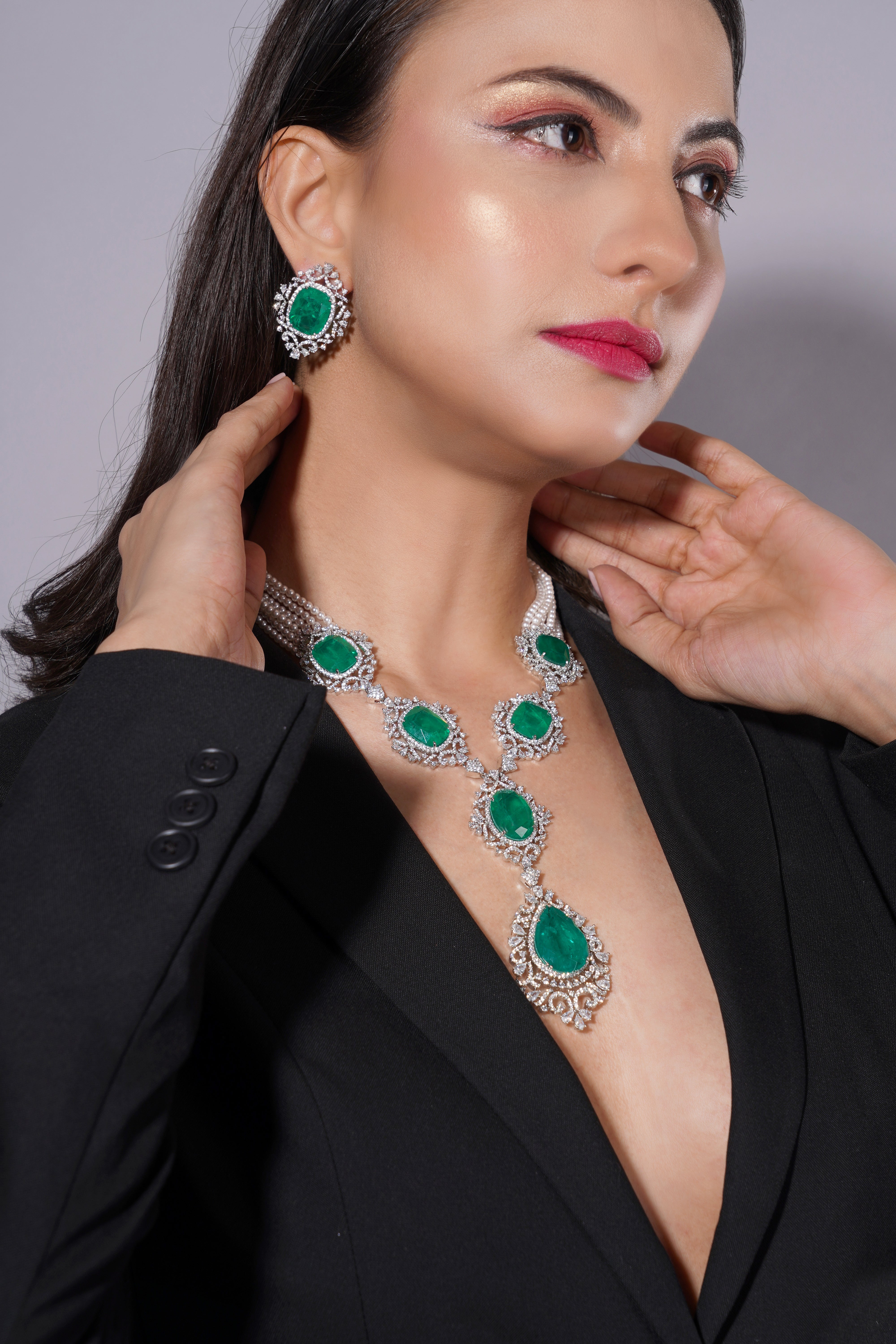 Amaita Platinum Shine Emerald Floral Pearl Lace Jewellery Set