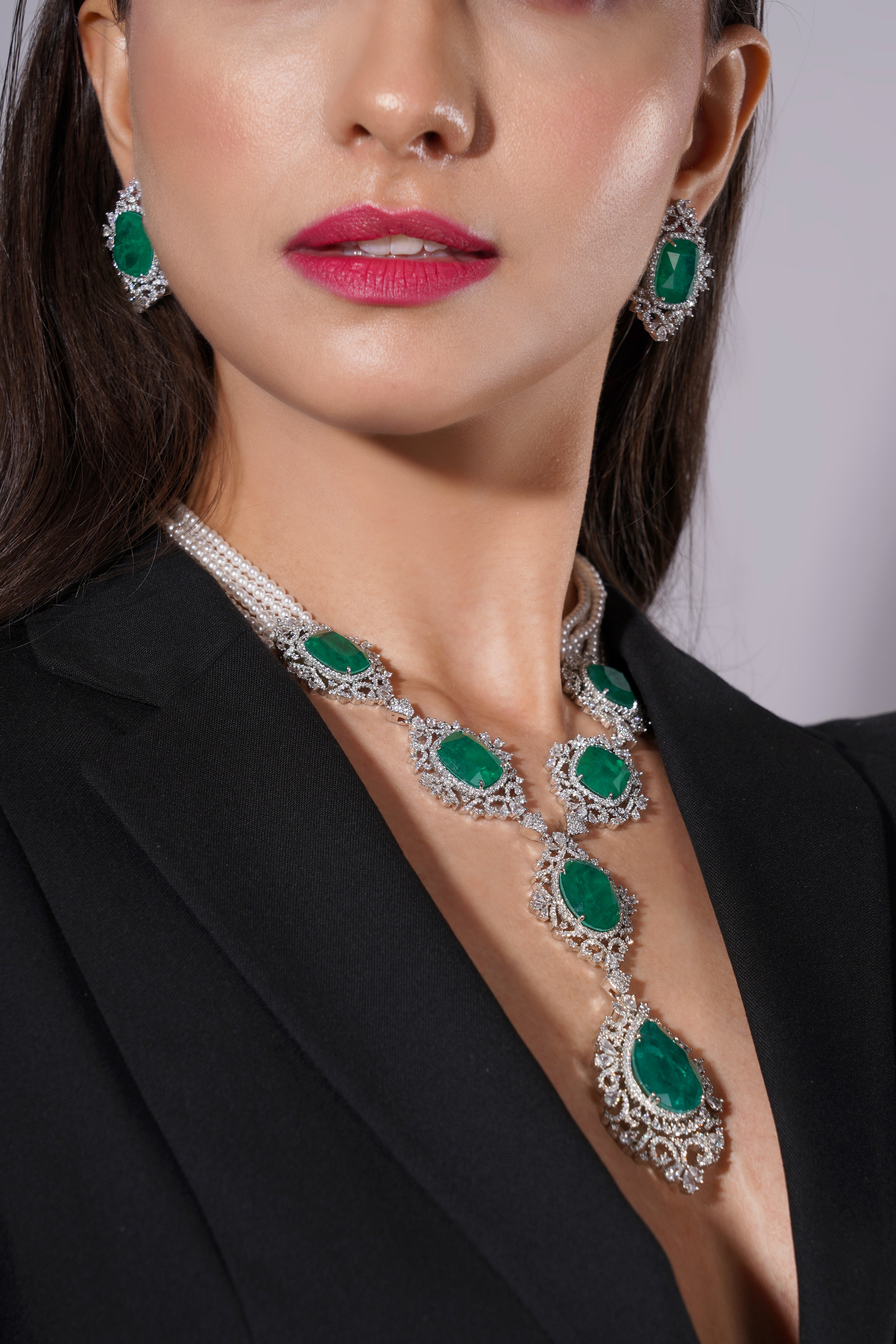 Amaita Platinum Shine Emerald Floral Pearl Lace Jewellery Set