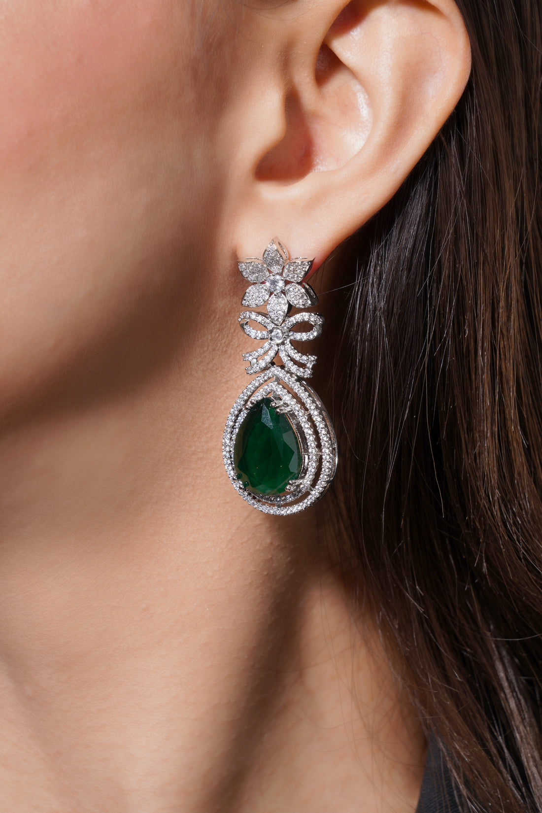 Amaita Platinum Finish Emrald Green Stone Leaf Design Luxe Jewellery Set