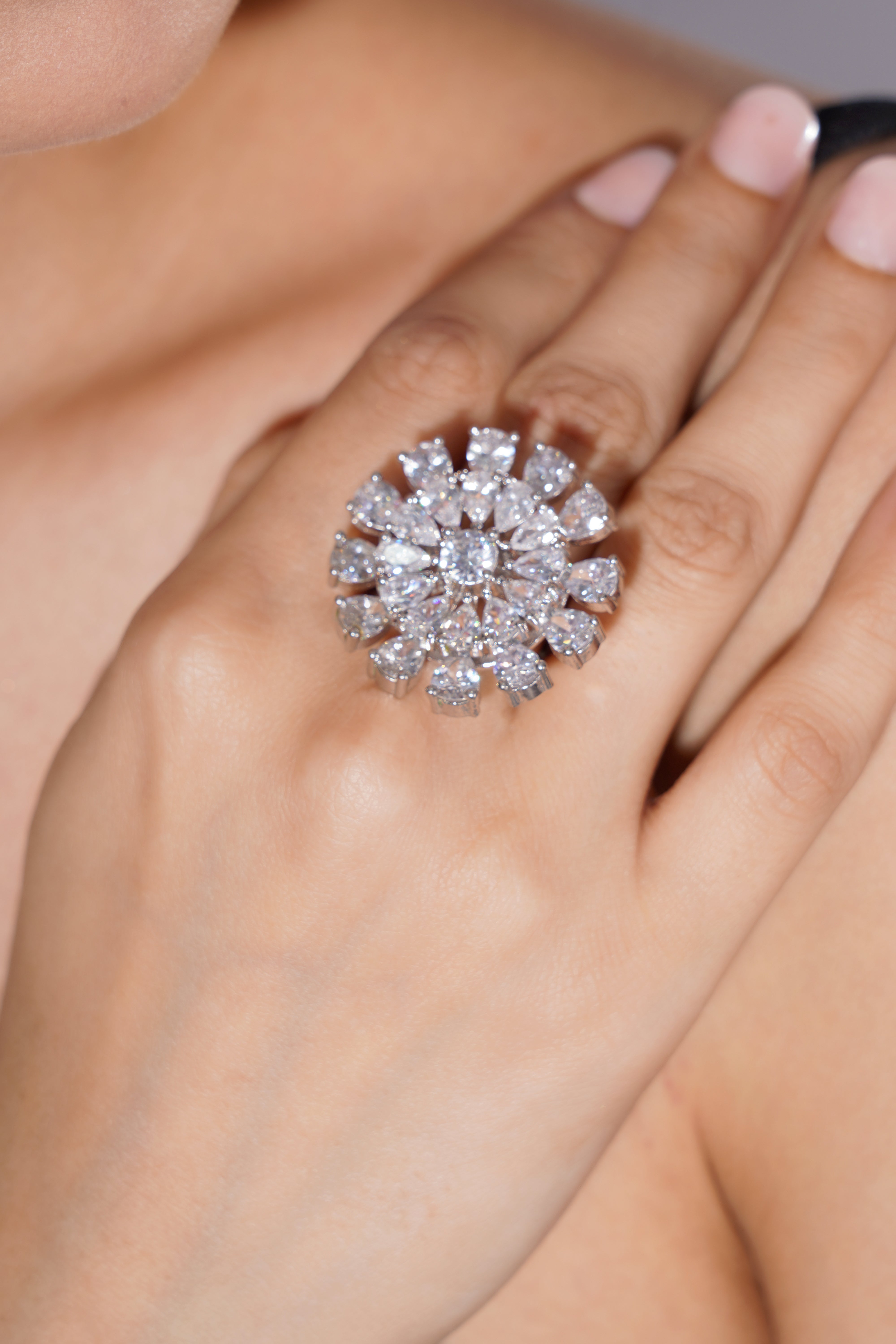 Amaita Platinum Shine Grand Solitaire Flower Ring