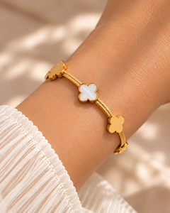 Amaita demi-fine gold snake chain clover bracelet with white and gold motifs